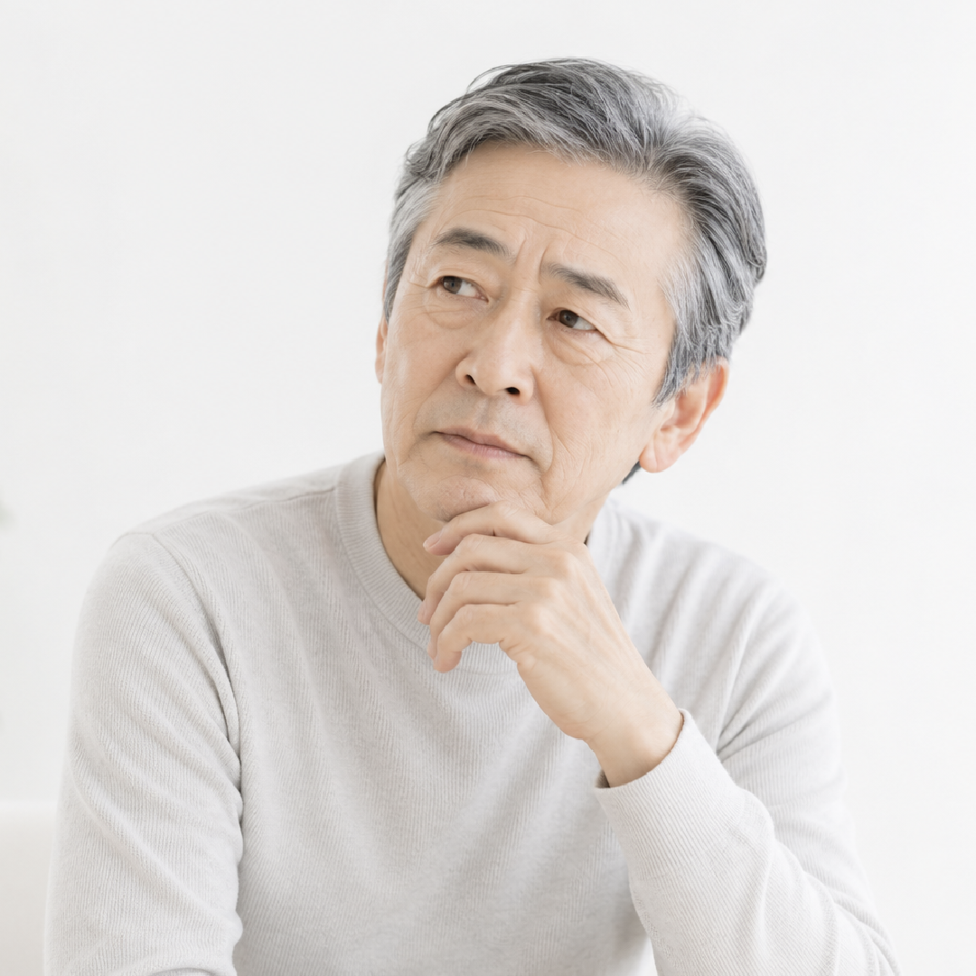 加齢に伴う体力や気力の低下を感じている男性のイメージ