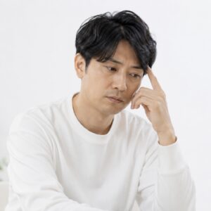 今の治療では改善が見られないと感じている男性のイメージ