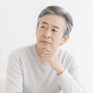 加齢に伴う体力や気力の低下を感じている男性のイメージ