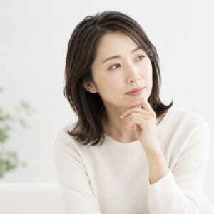 原因がはっきりしない不調について悩む女性のイメージ