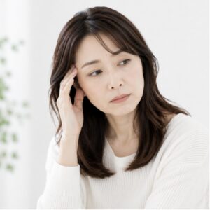慢性的な痛みや不調について考える女性のイメージ