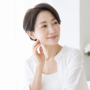 美容やアンチエイジングに関心を持つ女性のイメージ