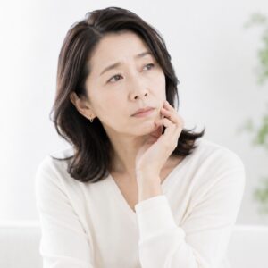 薬に頼り続けることに不安を感じている女性のイメージ
